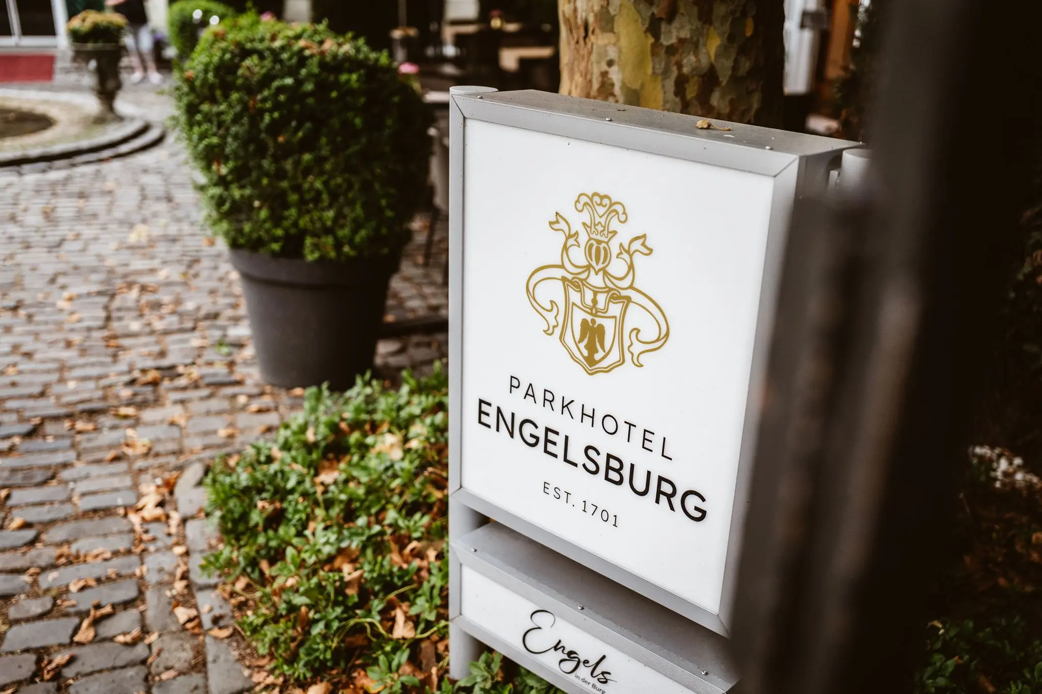 Schild des Parkhotels Engelsburg am Hochzeitsmorgen