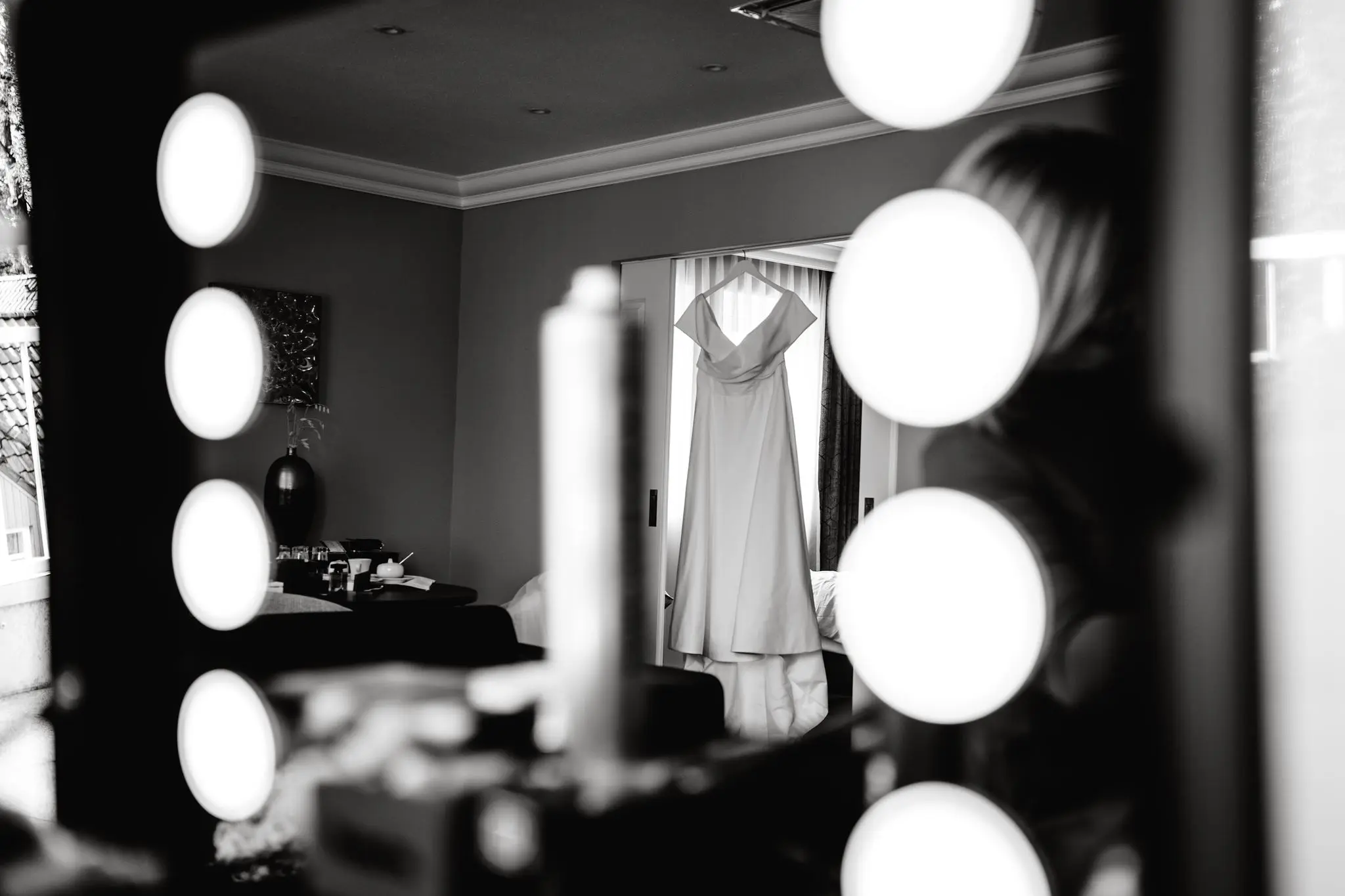 Arianes Brautkleid im Spiegel des Hotelzimmers