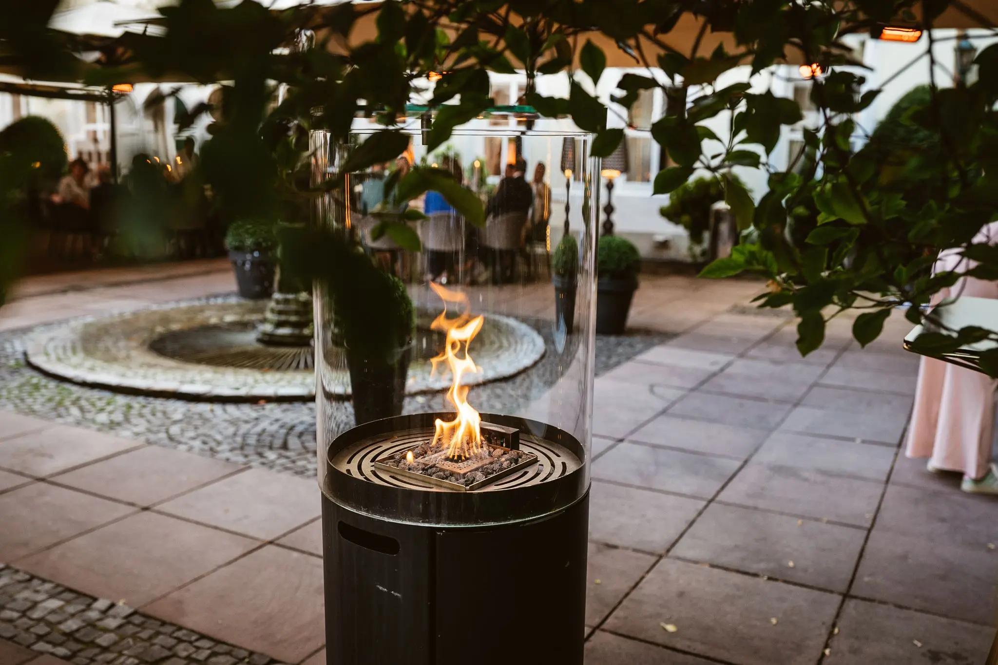 Feuer und Lichter im Innenhof der Engelsburg