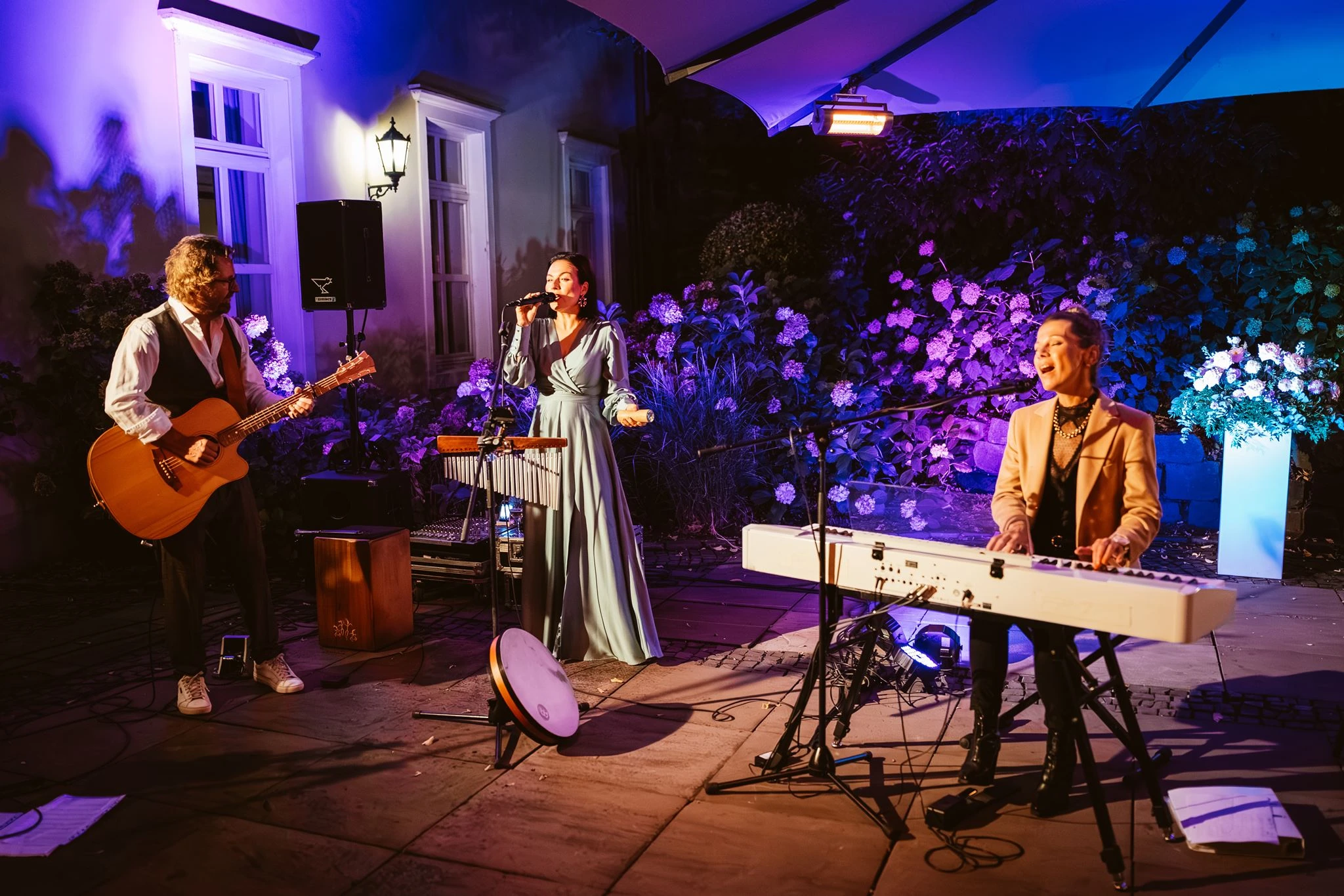 Dinner, warme Lichter, Musik und Feuerwerk am Abend in der Engelsburg
