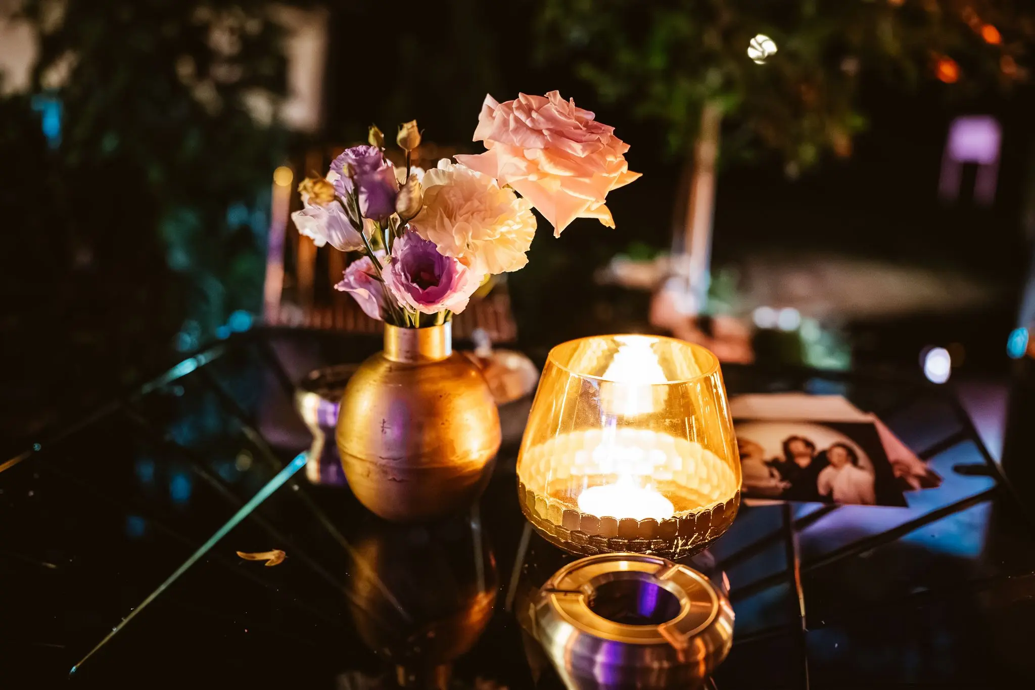 Blumen und warme Lichter am Abend