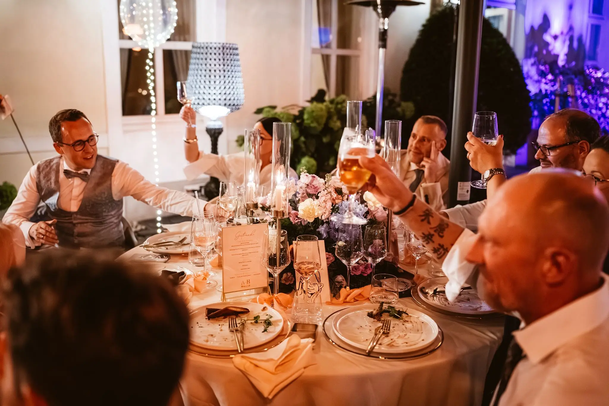 Gäste stoßen beim Dinner gemeinsam an