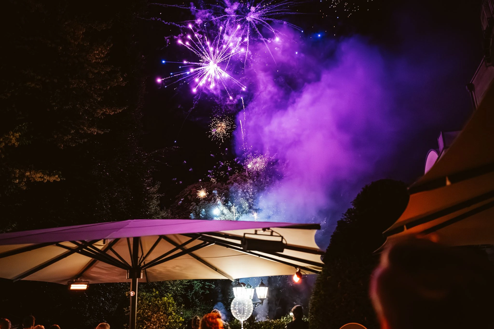 Dinner, warme Lichter, Musik und Feuerwerk am Abend in der Engelsburg