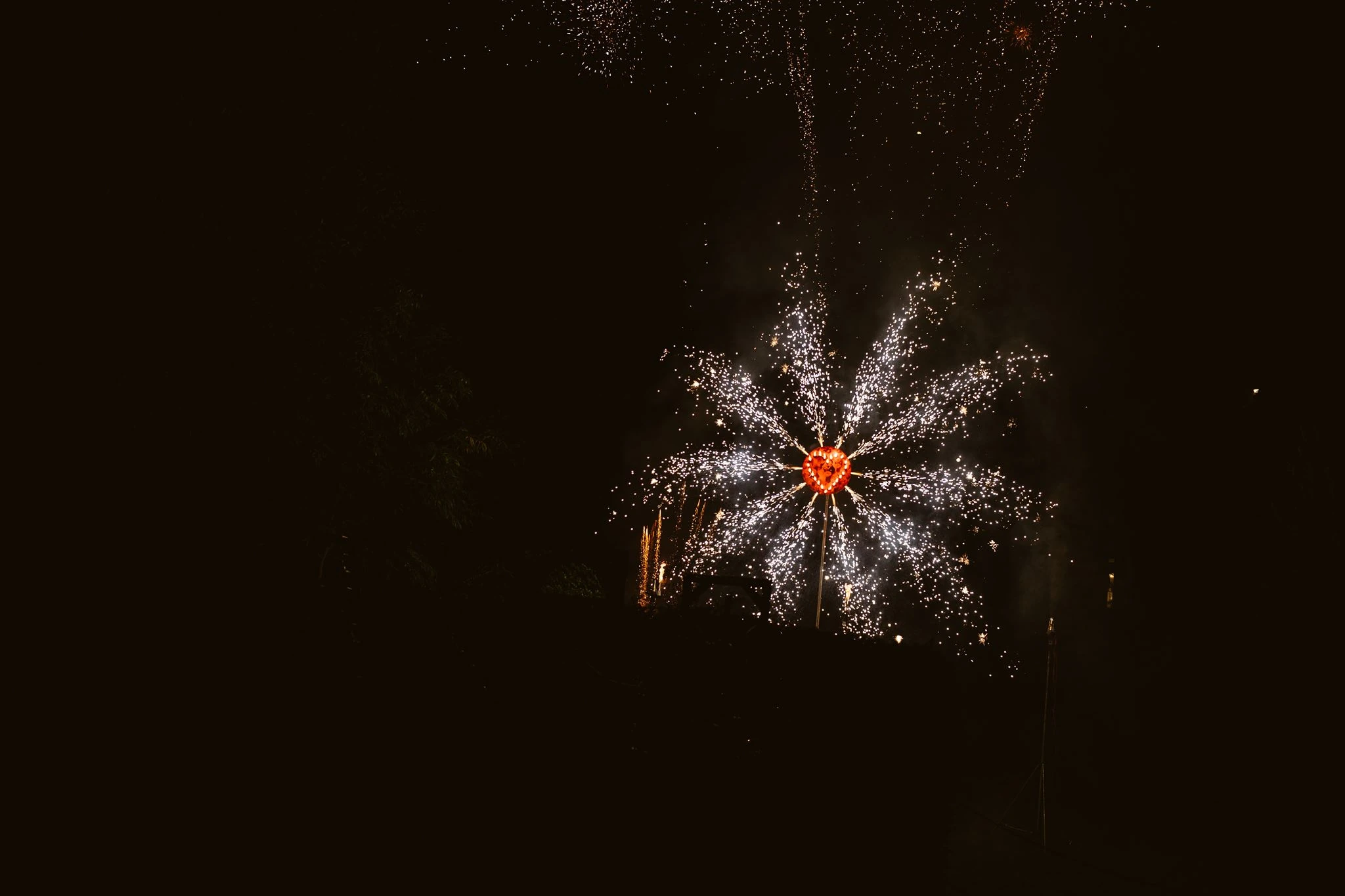 Dinner, warme Lichter, Musik und Feuerwerk am Abend in der Engelsburg