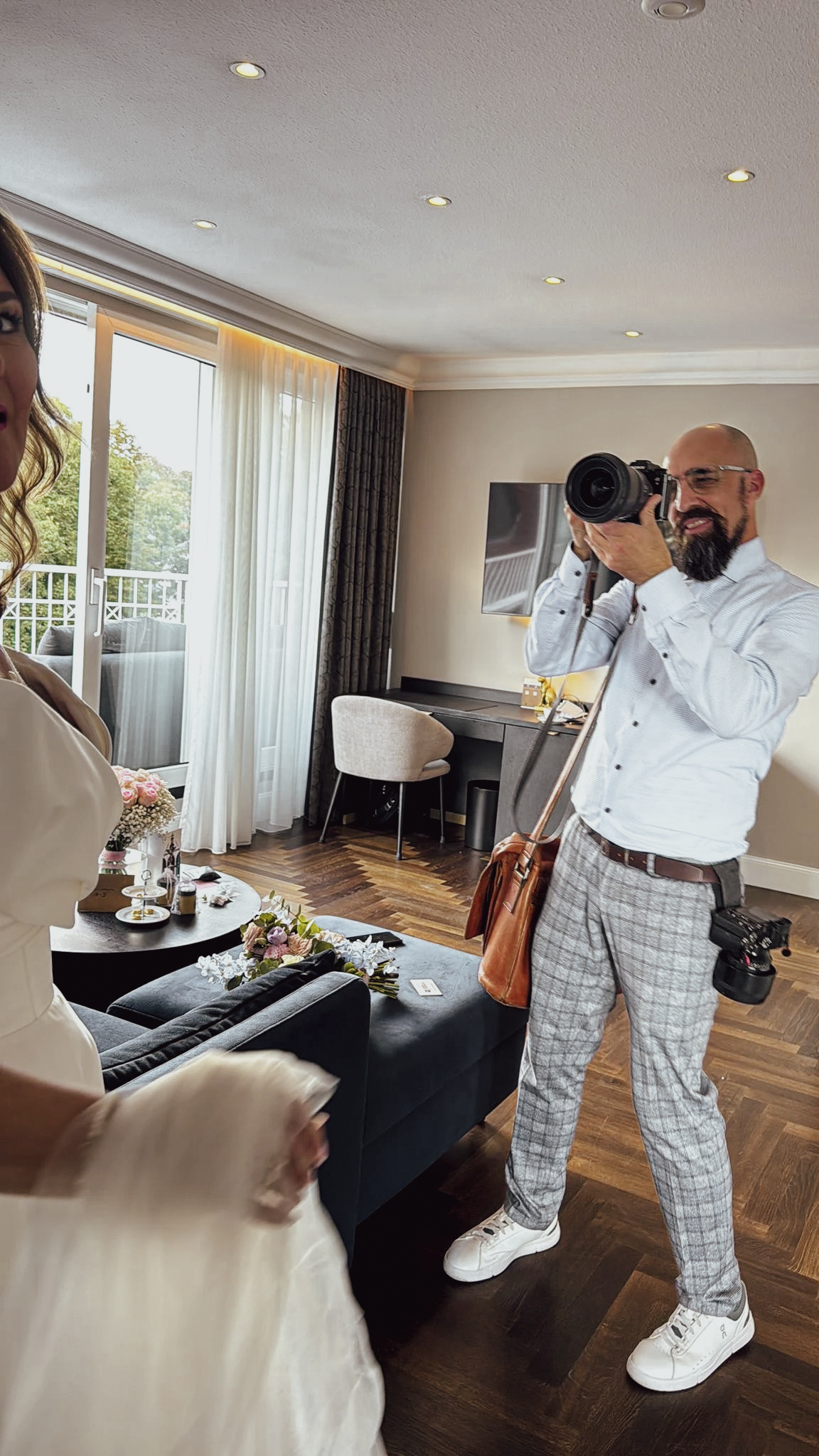 Marc fotografiert Ariane während der Hochzeitsvorbereitung