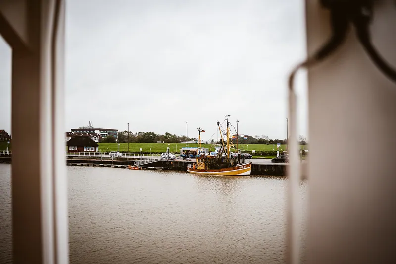 Blick von der Fähre auf den Hafen