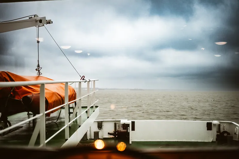 Dunkle Wolken über der Fähre nach Langeoog