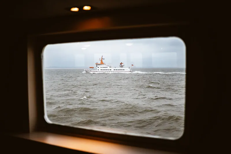 Fähre auf See, gesehen durch ein Schiffsfenster