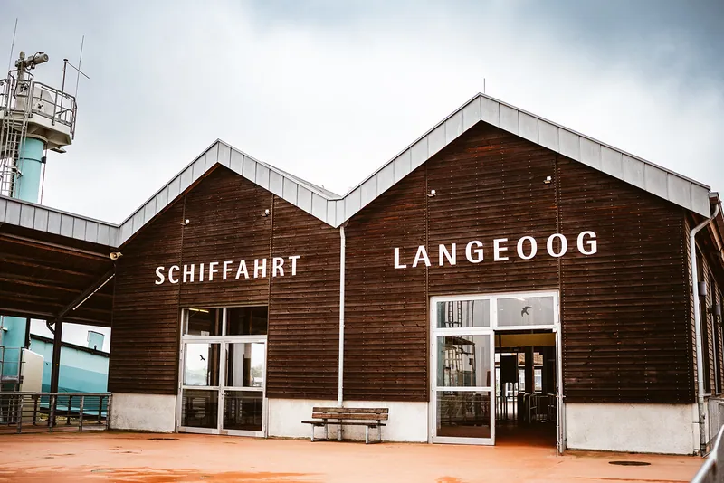 Schifffahrtsgebäude im Hafen von Langeoog