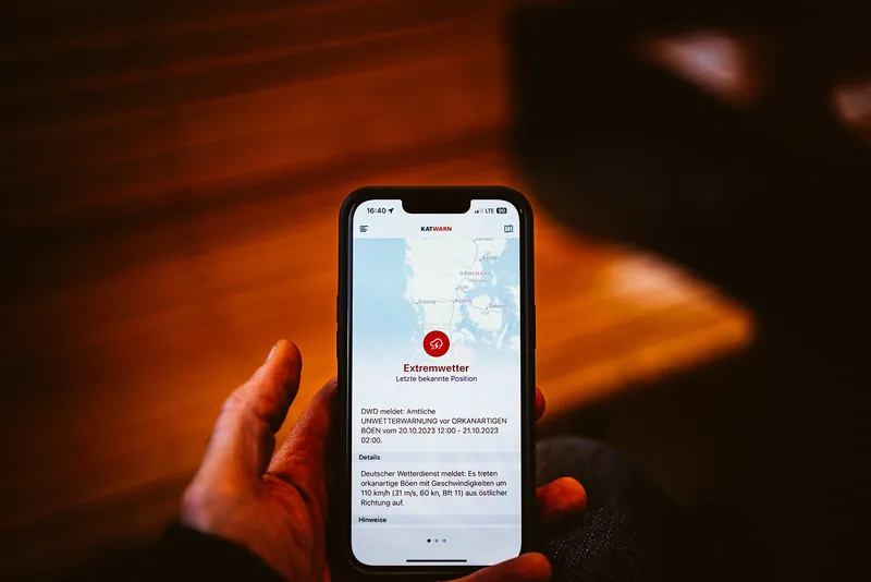Wetterwarnung auf einem Mobiltelefon