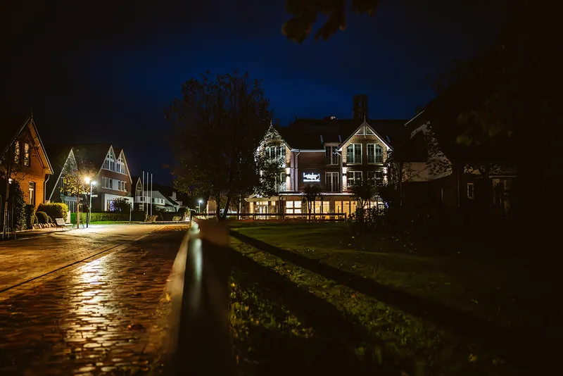 Straße auf Langeoog in der Dunkelheit