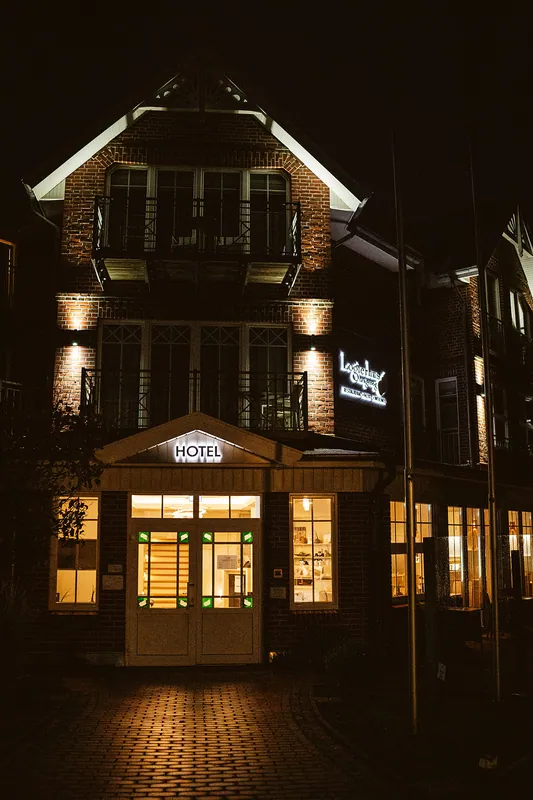 Hotel auf Langeoog im frühen Morgenlicht