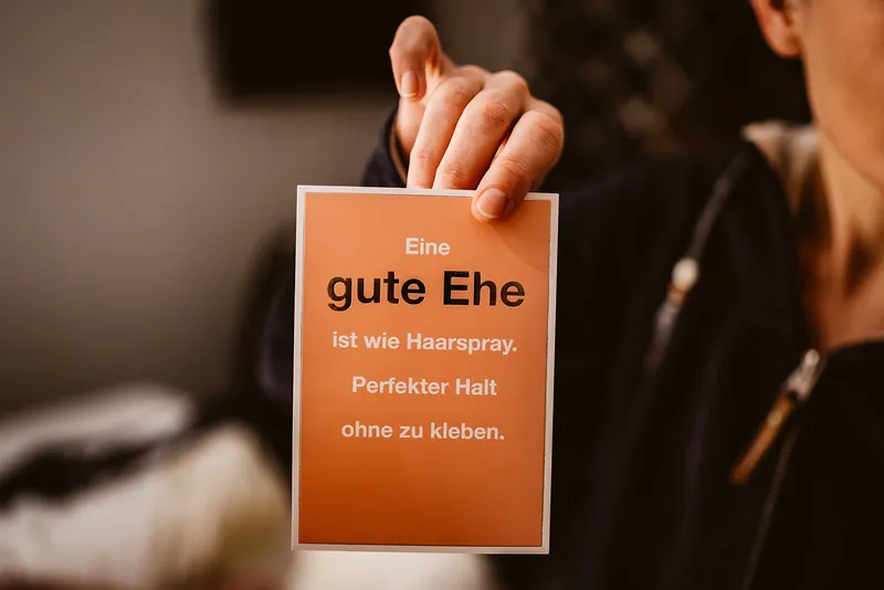 Karte mit einem Spruch zur Ehe