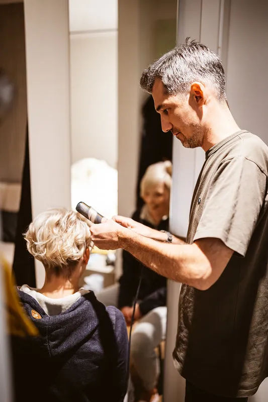 Christoph richtet Mel im Hotelzimmer die Haare