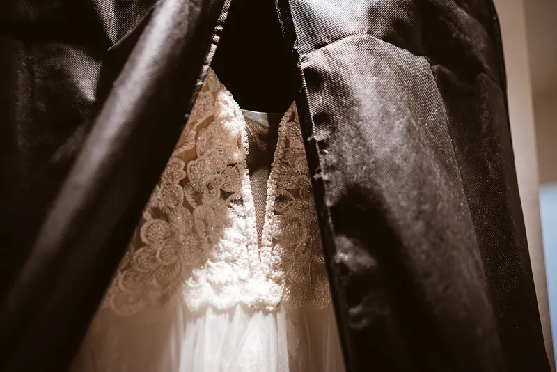 Brautkleid und Anzug vor dem Anziehen