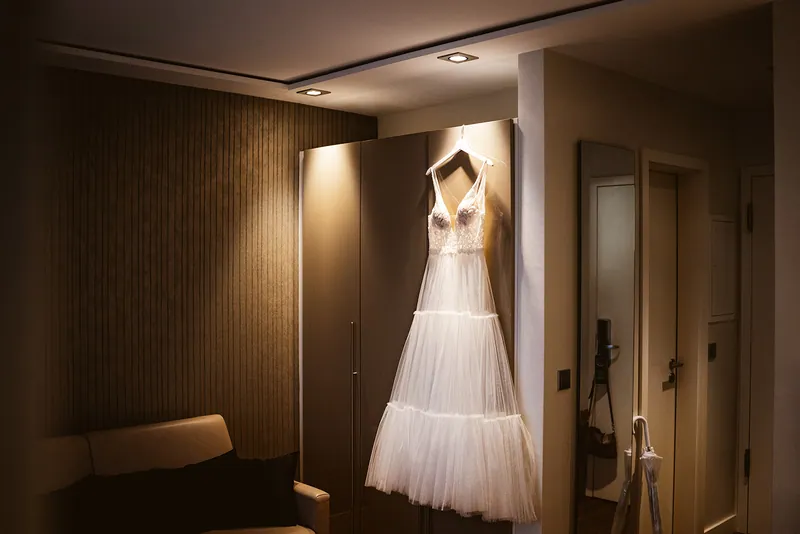 Mels Kleid wartet im Zimmer