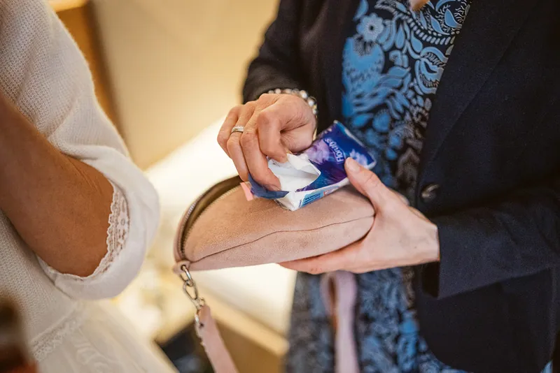 Hände legen Mels Armband an