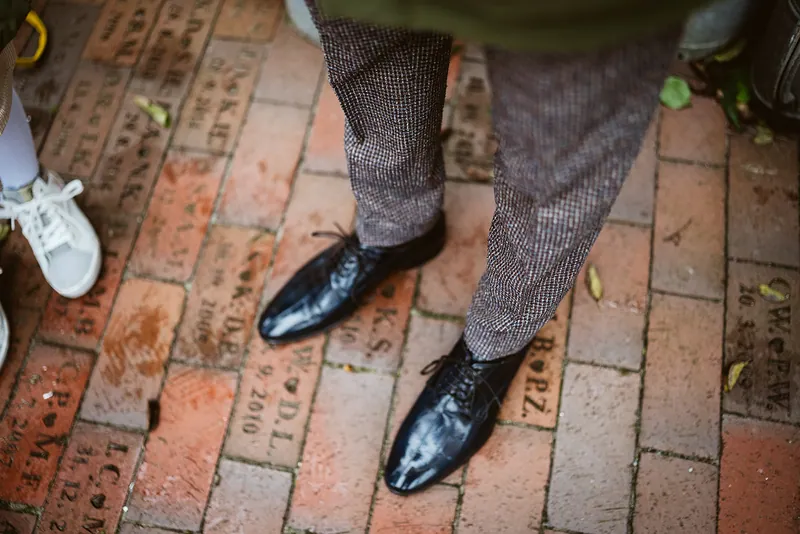 Christophs Schuhe auf dem Pflaster vor dem Museum