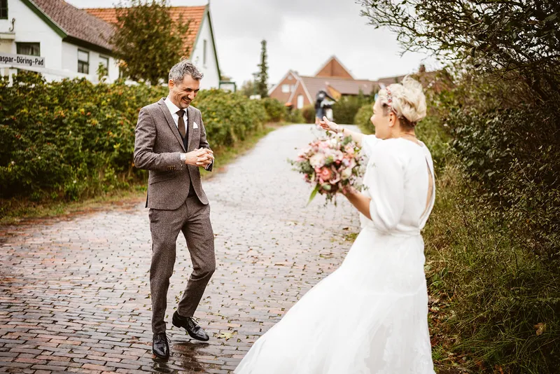 Mel und Christoph begegnen sich vor dem Seemannshus
