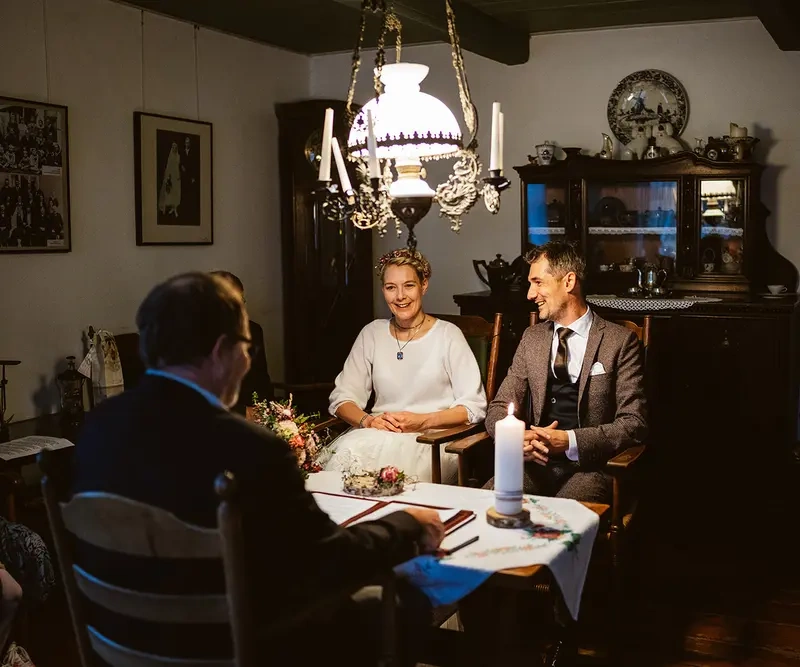 Mel und Christoph bei ihrer Trauung am Tisch im Seemannshus