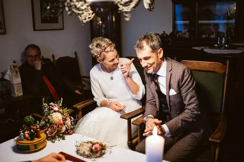 Mel und Christoph lachen bei ihrer Trauung