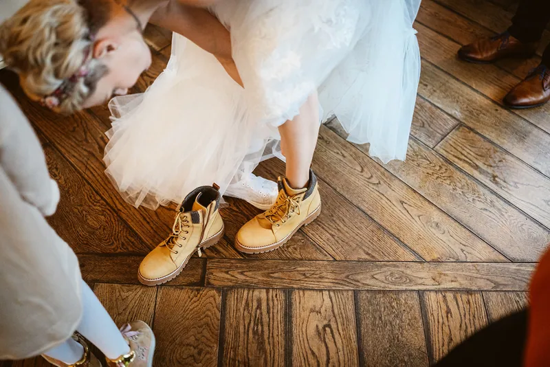 Mel zieht Schuhe für den Weg an