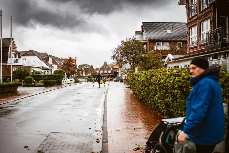 Nasse Straße nach dem Regen auf Langeoog