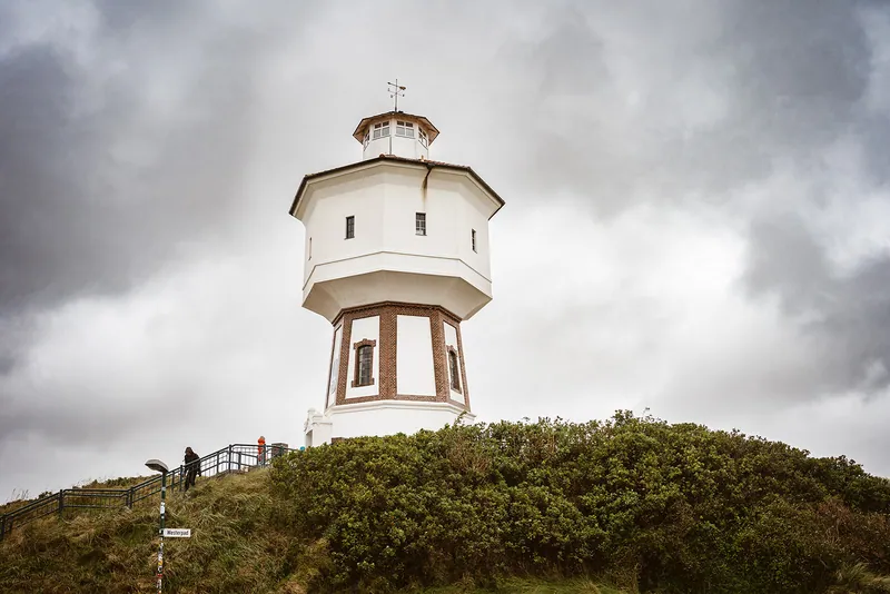 Der Wasserturm von Langeoog vor dunklen Wolken