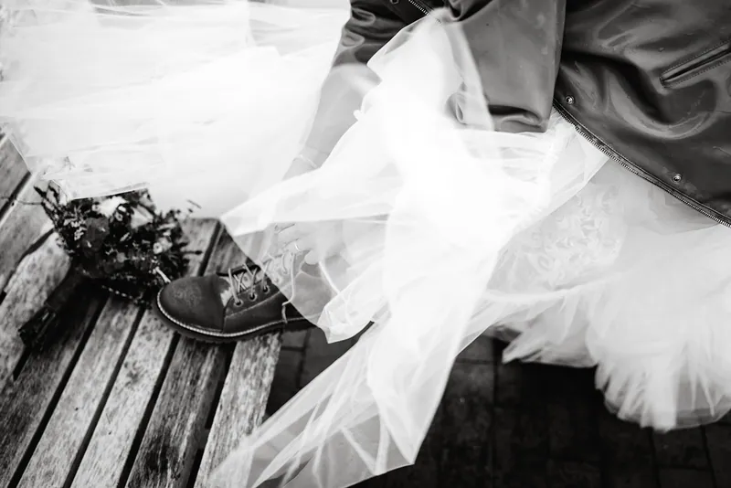 Das Kleid wird gegen den Wind gehalten