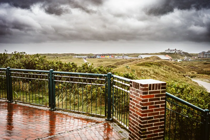 Wolken über der Insel hinter dem Wasserturm