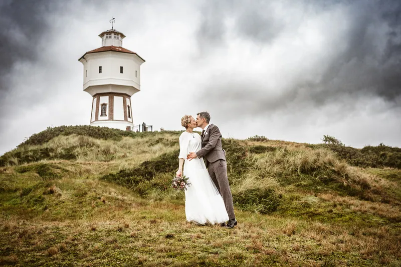 Mel und Christoph als Paar vor dem Wasserturm von Langeoog