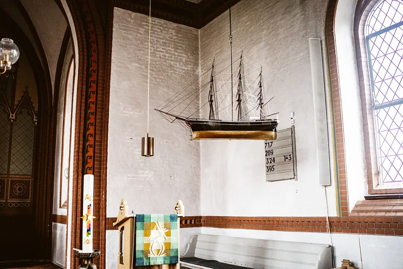 Innenraum der kleinen Kirche auf Langeoog