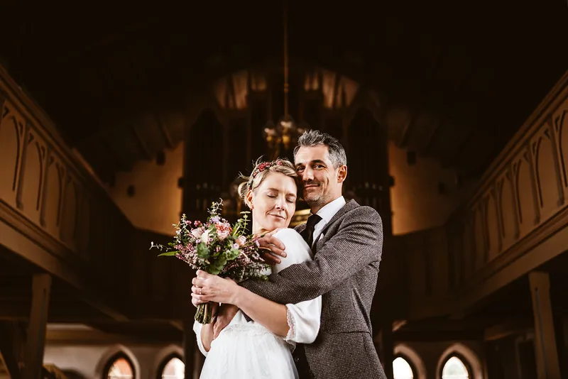 Mel und Christoph wärmen sich in der Kirche auf