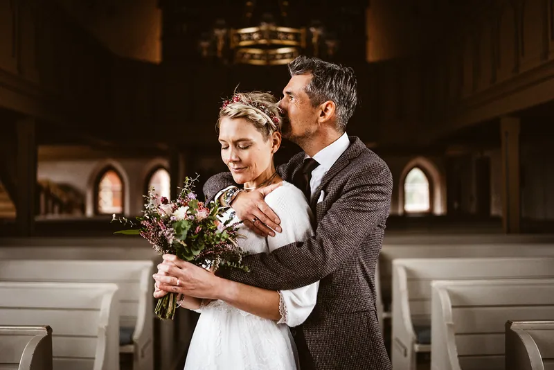 Christoph steht hinter Mel in der kleinen Kirche