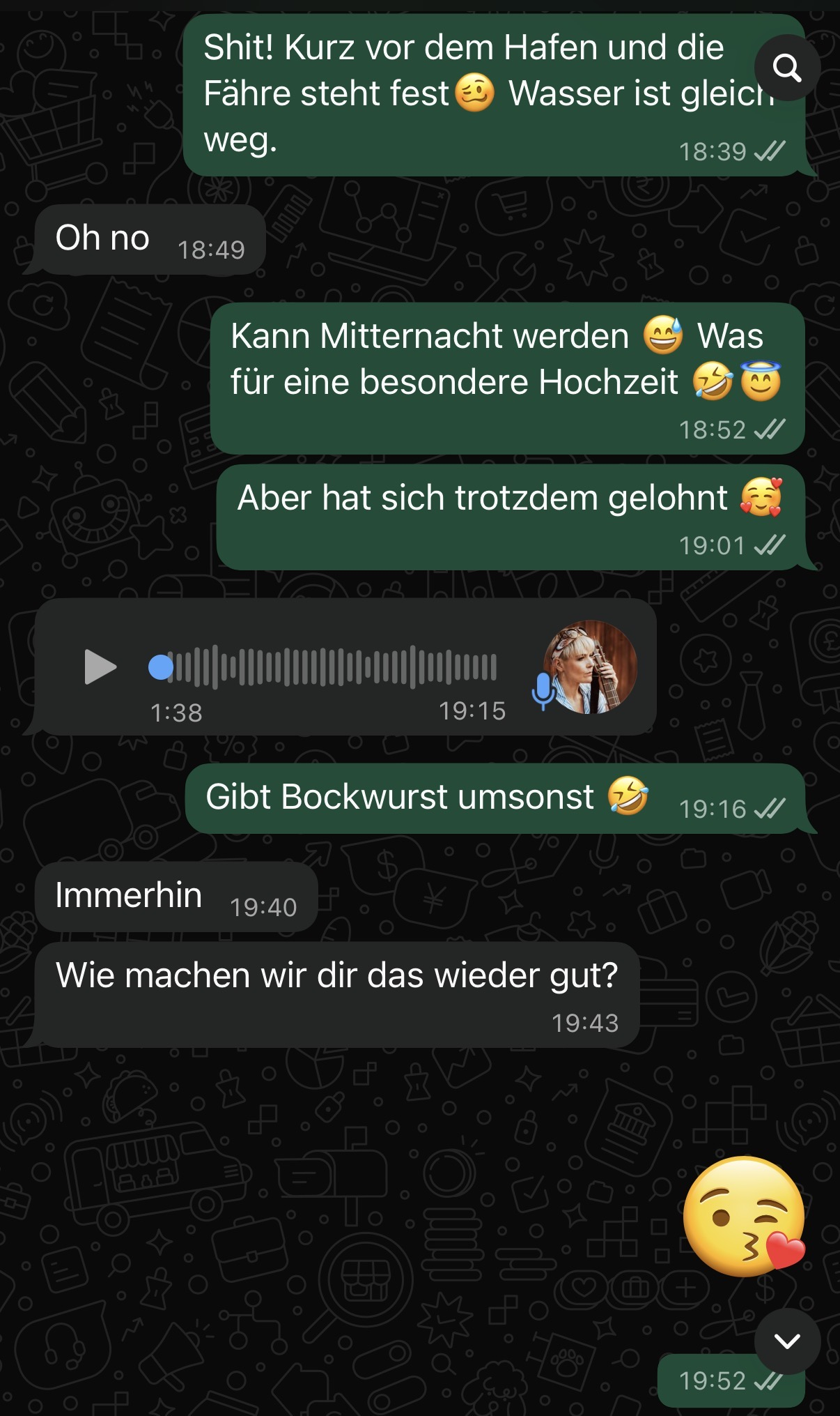 Marc schreibt Mel am Abend, dass die Fähre kurz vor dem Hafen feststeckt