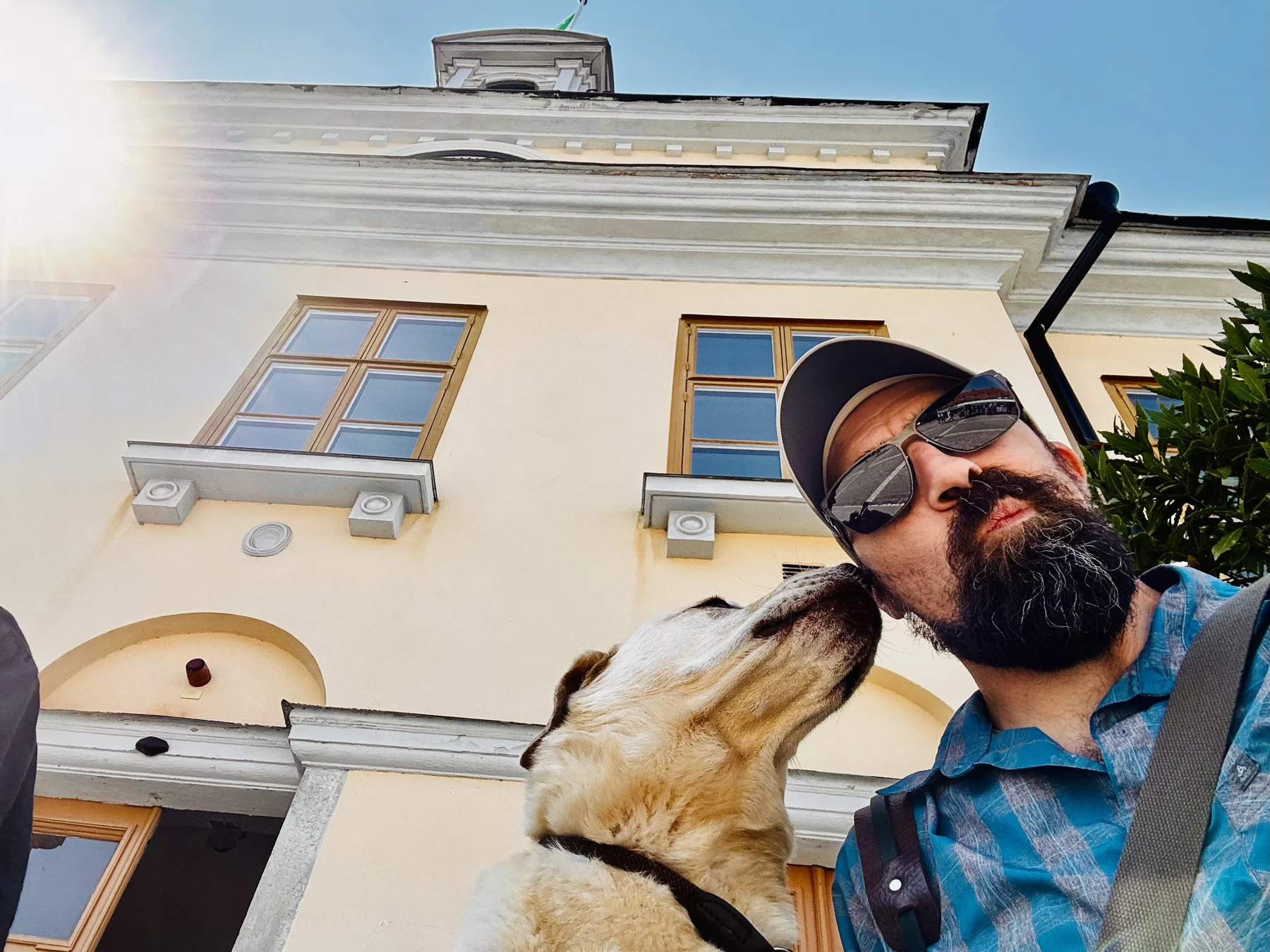 Freddy leckt Marc im Urlaub in Schweden über die Wange