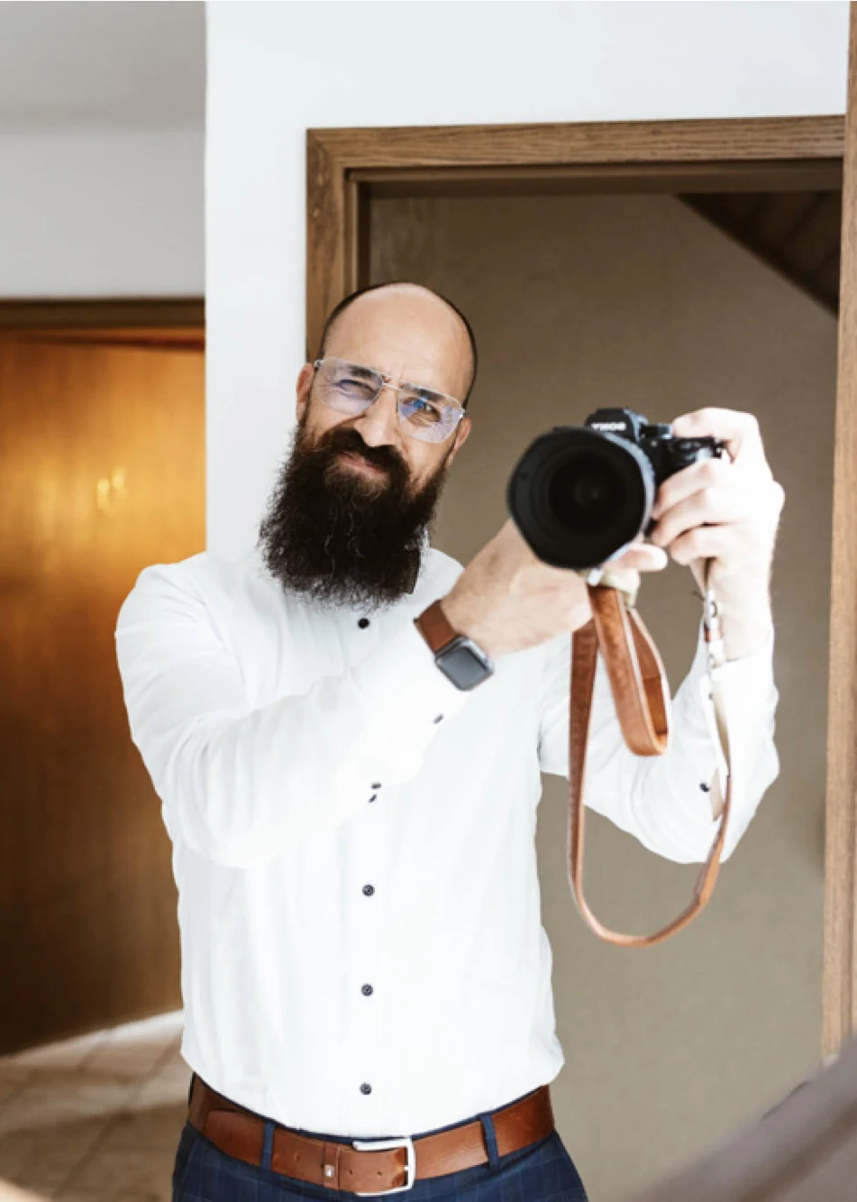 Marc mit seiner Kamera vor dem Spiegel