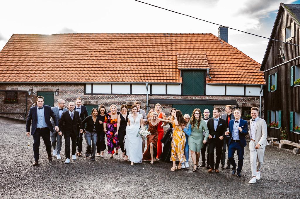 Nadja und Steffen mit Freunden bei ihrer Hochzeit
