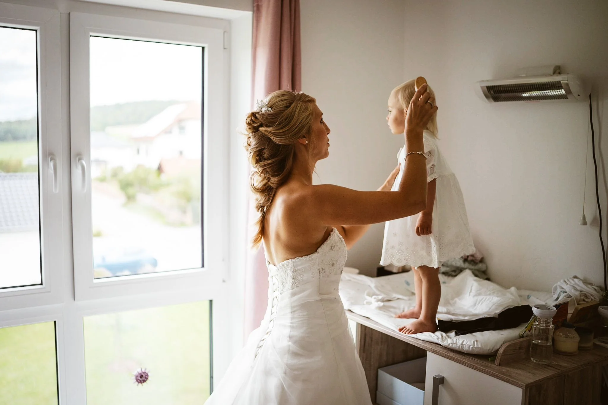 Mutter und Tochter am Fenster