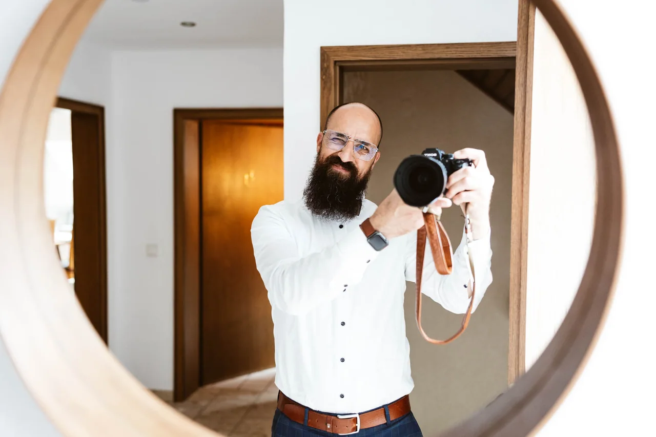 Marc Zähler mit der Kamera bei einer Hochzeit