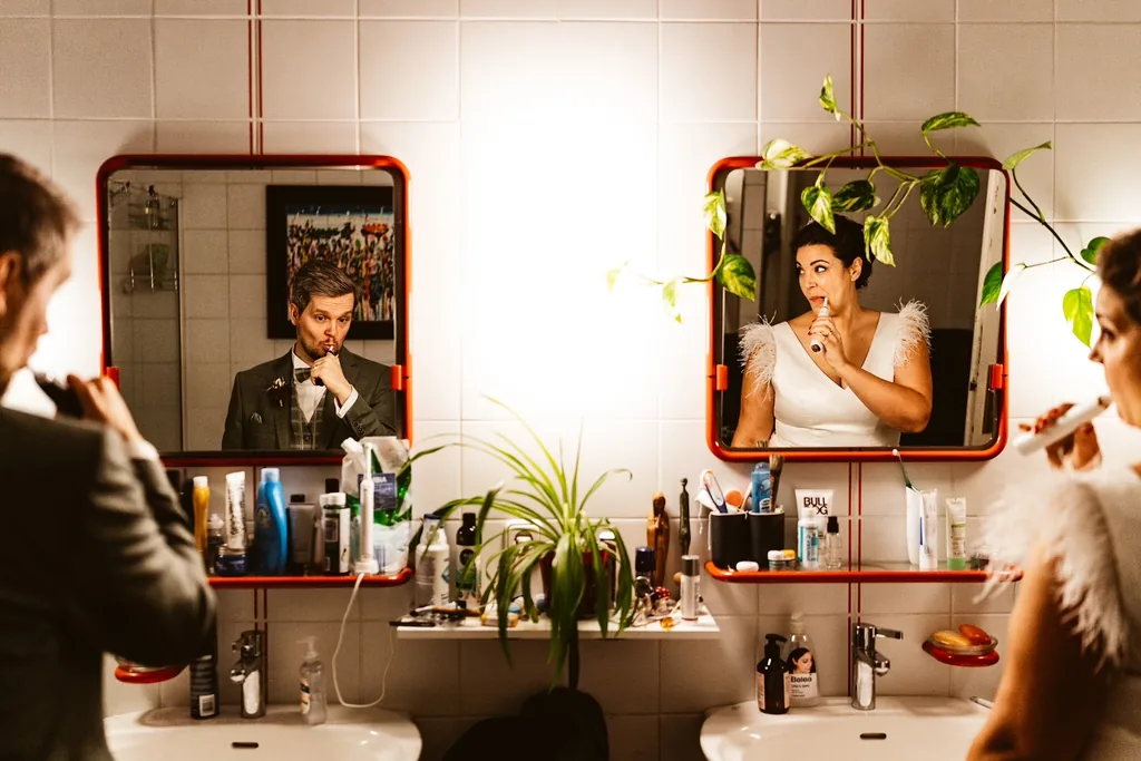 Braut und ihre Begleitung putzen im Badezimmer die Zähne
