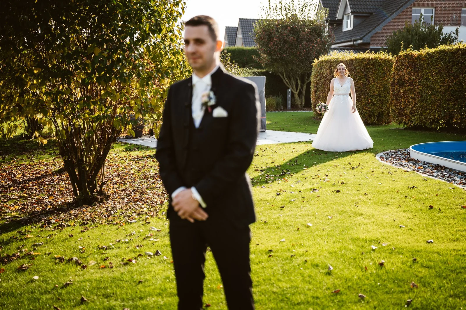 Alex wartet im Garten, Ricarda kommt im Brautkleid auf ihn zu