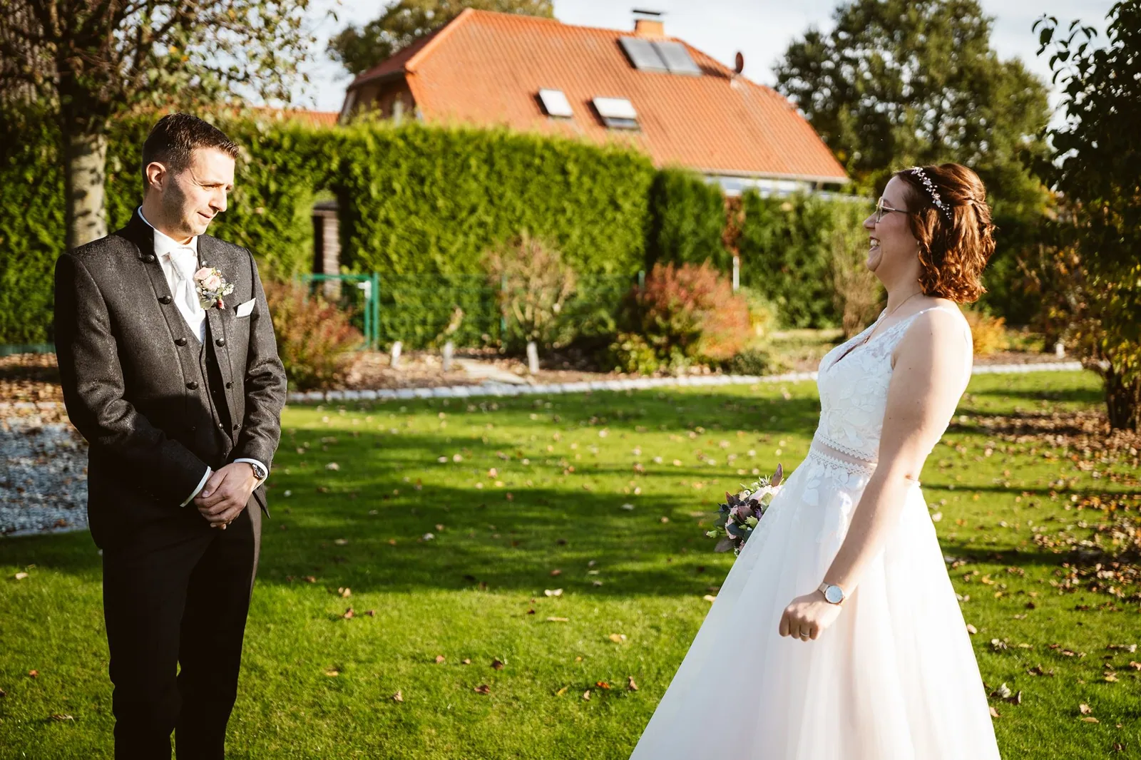 Ricarda und Alex sehen sich beim First Look im Garten an