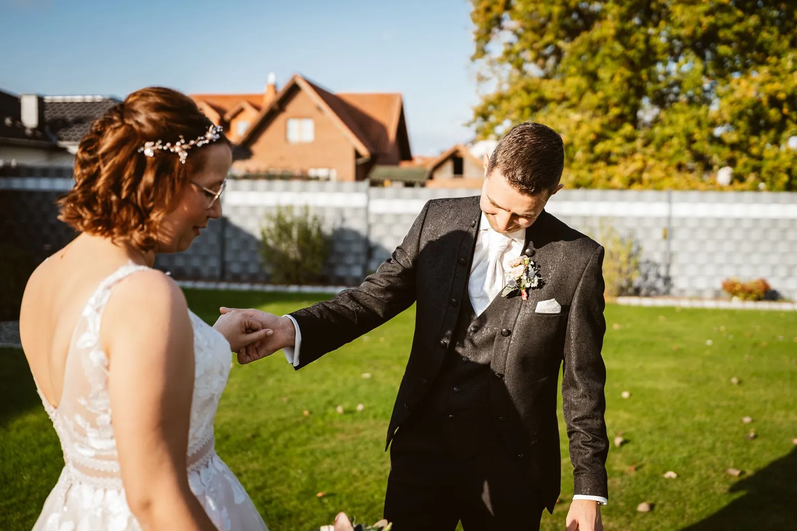 Alex nimmt beim First Look Ricardas Hand und betrachtet das Kleid