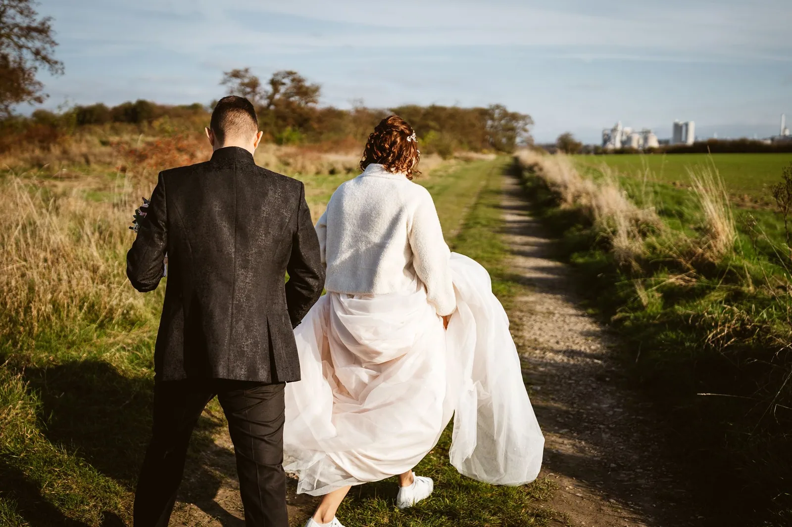 Ricarda und Alex gehen gemeinsam an einem Feld entlang