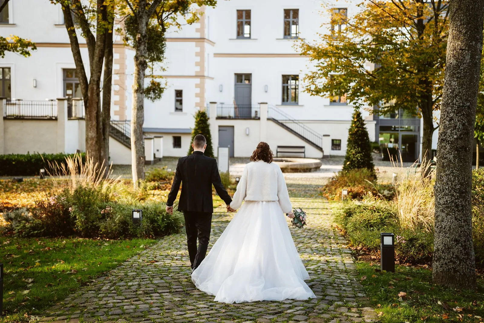 Ricarda und Alex gehen auf das Rittergut zu