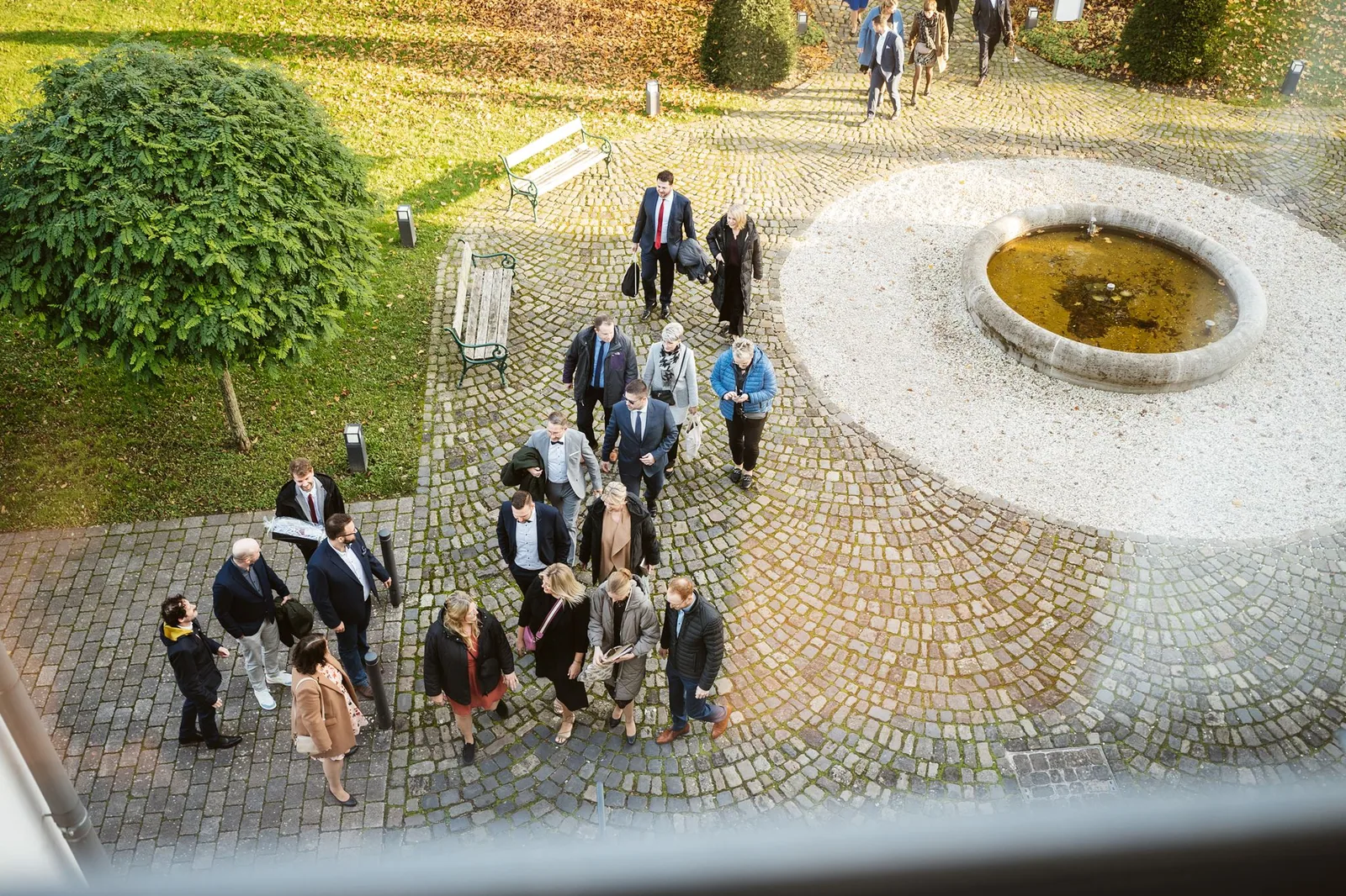 Hochzeitsgäste kommen über den Hof des Ritterguts