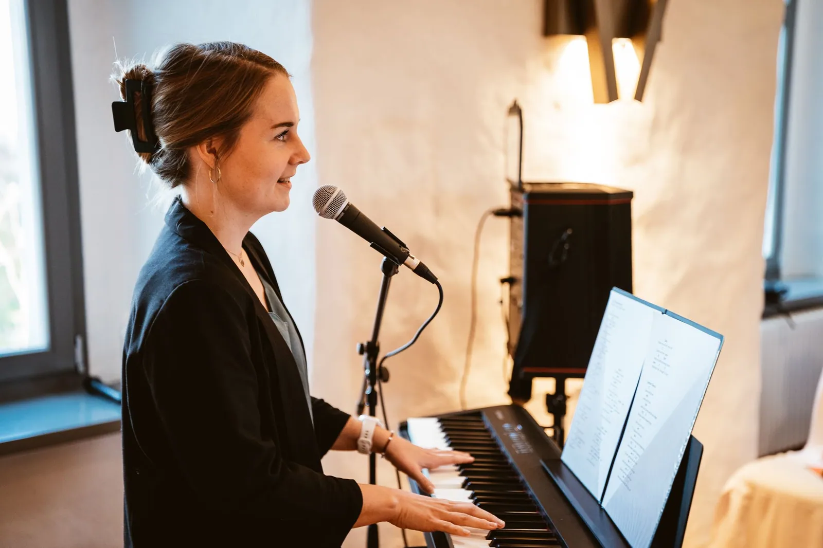 Eine Musikerin singt am Klavier bei der freien Trauung
