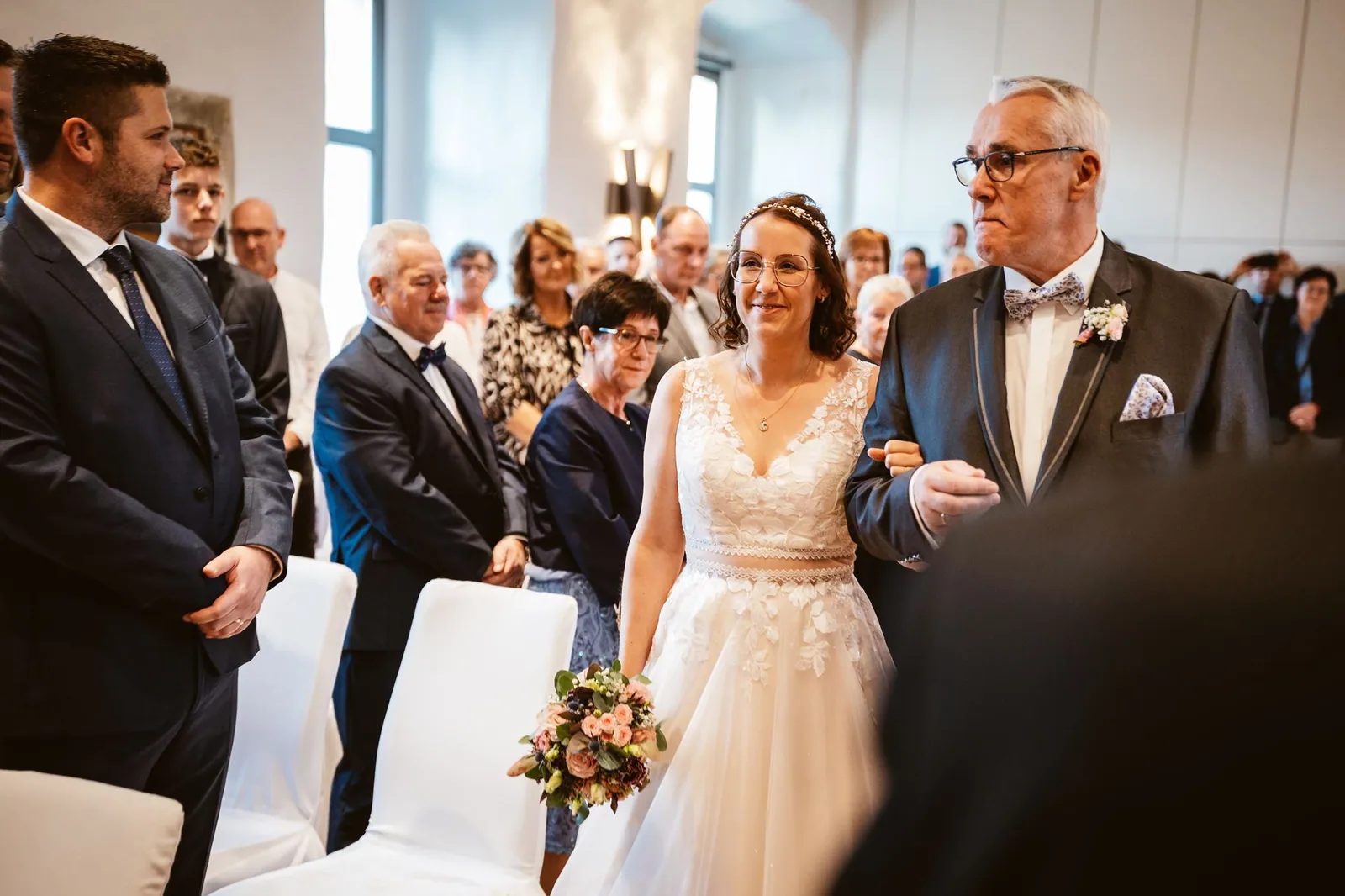 Ricarda kommt im Brautkleid zur freien Trauung in den Saal