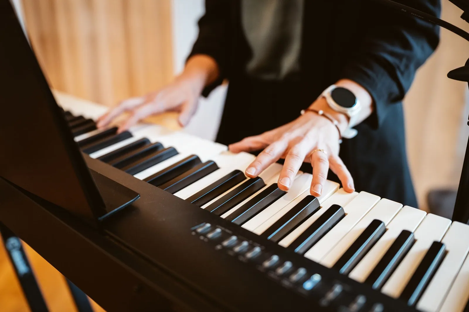 Hände spielen die Tasten des Klaviers